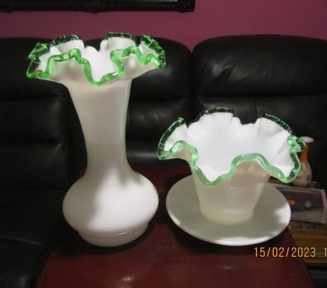 Milchglas Vase & passender Pflanzentopfhalter - möglicherweise Fenton Green Wappen 2