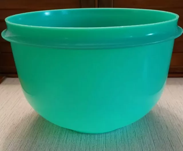 https://www.picclickimg.com/noAAAOSw7X1iDsui/VTG-Tupperware-1424-Lettuce-Keeper-Bowl-Jadeite-Green.webp