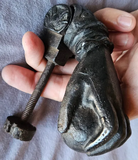 Heurtoir ancien fonte de fer " Main de femme avec bague " Déco porte XIXème