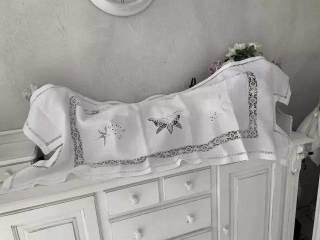 linge ancien Chemin De Table Ou Commode  En Damassé Brodé Papillon Et Oiseau