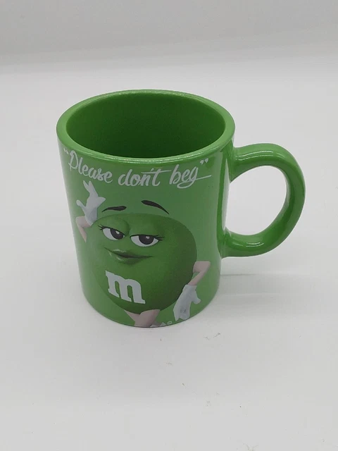 Taza de cerámica oficial de M&M's World Store Green Girl Please Don't Beg NUEVO DE LOTE ANTIGUO 2016