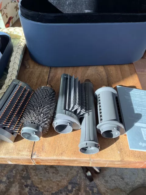 Caja De Varios Estilos Y Accesorios Dyson Airwrap Solamente