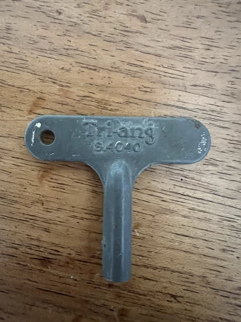 Jouet en tôle voiture ancienne à remontoir avec clé gasoil neuf