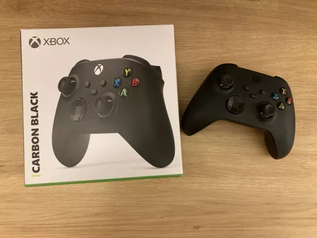 Manette Xbox Noire Sans Fil - Carbon Black dans sa boîte