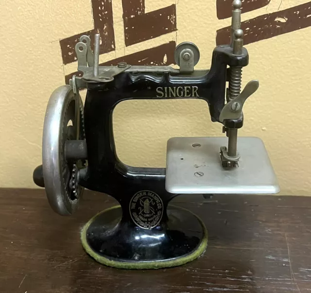 Antique Singer Sewing Machine Miniature Model Child's Toy w/ Moving Wheel Shaft