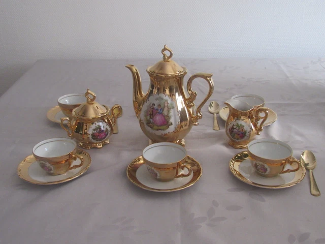 Service à café, porcelaine, signé Bavaria 17, doré, scènes galantes 