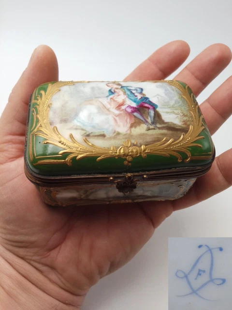 Boîte à Pilules Ancienne Porcelaine De Sèvres - Peinte à La Main - Collection