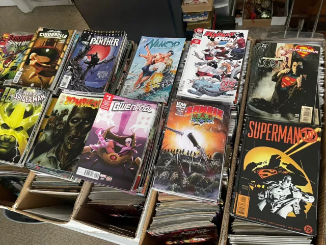 Mixed LOT OF (25) Marvel / DC / Indie Comic Books