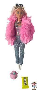 Bambola Barbie EXTRA Rosa #3 Pink Fluffy Coat con unicorno Maiale Animale Domestico Borsa ecc.