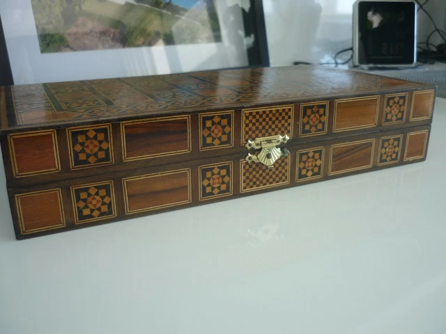 Jeu D'échecs Avec Joli Boîtier En Marqueterie - Occasion état Très Satisfaisant