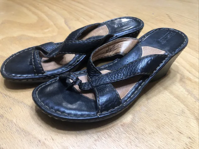 BORN womens Black Leather wedge heel slide sandal 8 thong Toe Loop  3” Heel EUC