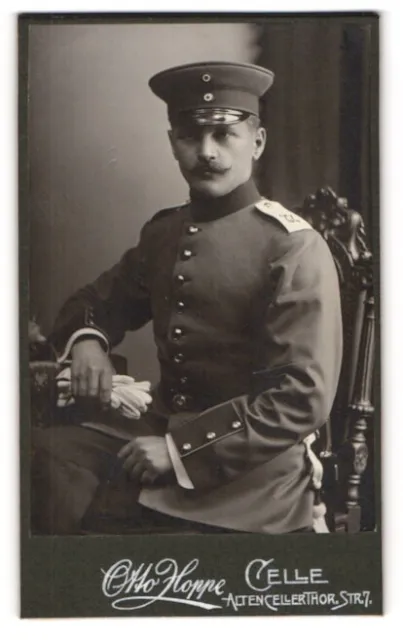 Fotografie Otto Hoppe, Celle, Altencellerthorstr. 7, Soldat in Uniform Rgt. 77