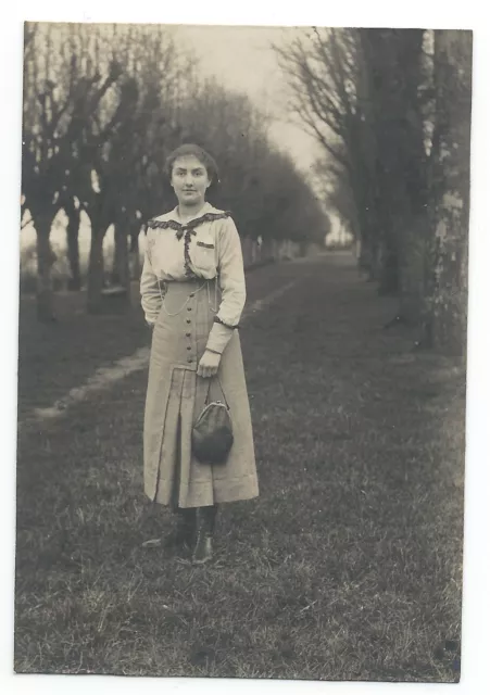 C513 Photo vintage originale Femme mode fashion parc jardin