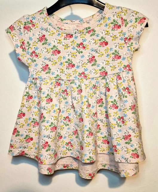 Avanti. Pacchetto vestiti per bambine età 6-9 mesi. Usato. Condizioni perfette. 4 pezzi. 4