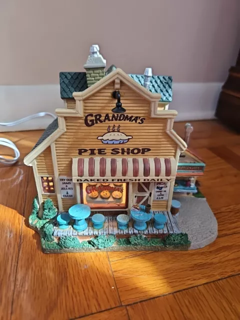 Lemax Village Collection Grandma's Pie Shop Lighted Building 2010  NIB 050558