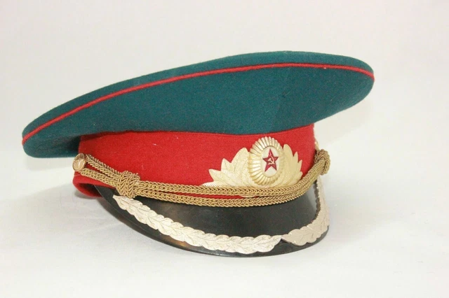 Visiera militare dell'ufficiale delle forze interne dell'esercito sovietico...