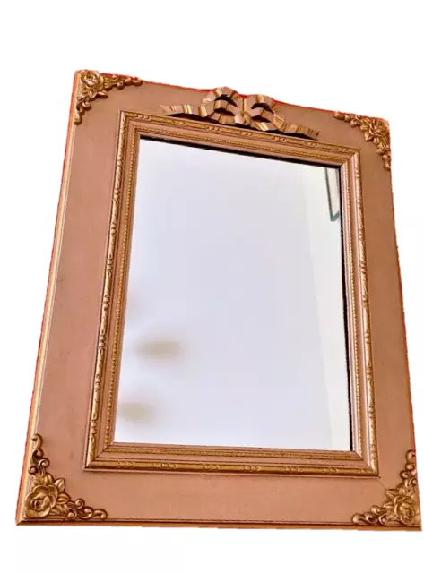 Miroir récent  rose en bois avec moulures style louis XVI dimensions 55x45 cm