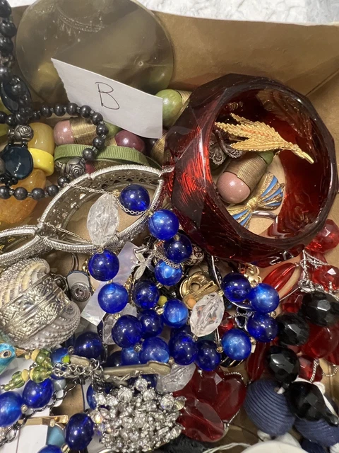 job lot vintage jewellery Mixed Items  Brooch Jet Necklaces Etc Box B