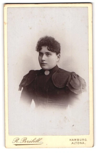 Fotografie R. Przibill, Hamburg, Wandsbeker Chaussee 1, Junge Frau mit Lockenfr
