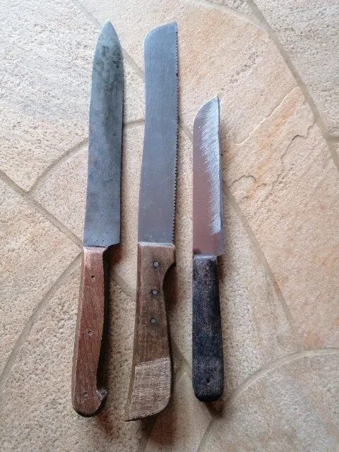 Drei alte Küchenmesser mit Holzgriff