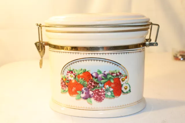 https://www.picclickimg.com/nt0AAOSwN2ZkWrdE/Knotts-Berry-Farm-Locking-Airtight-Canister-Ceramic-Strawberry.webp