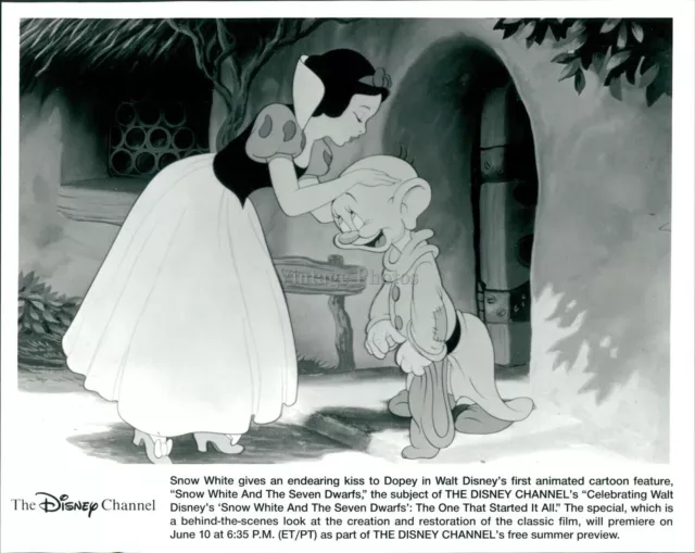 Movie Promo Cartoon Snow White And The Seven Dwarfs Kiss Dopey 8X10 Press Photo