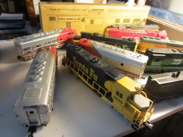 HO trains; Lot of 10 running diesel locomotives--mixed brands and road names