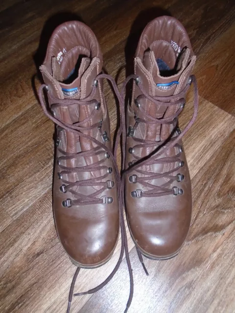 Altberg defender size clearance 10