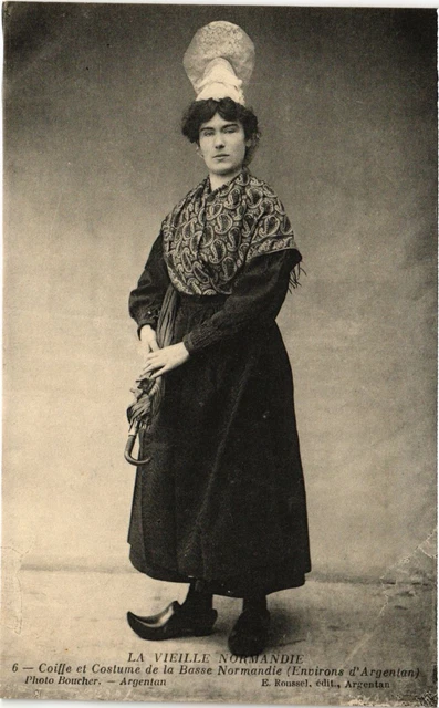 CPA La Vieille Normandie Coiffe et Costumes de la Bosse Normandie (435092)