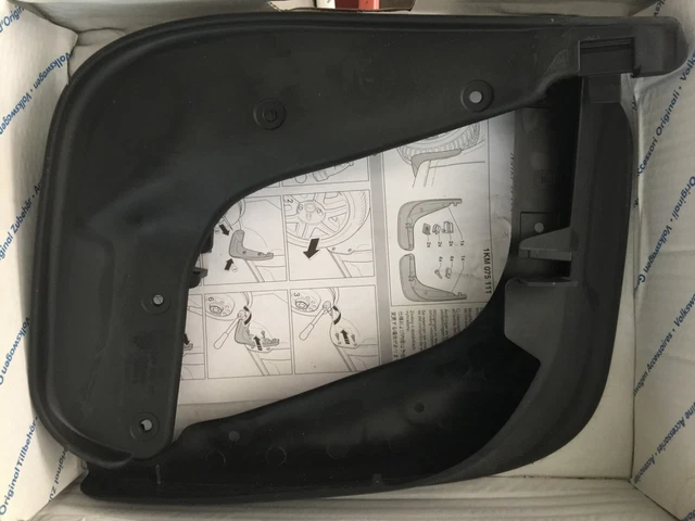 Volkswagen Jetta Genuine mud flap splash guard sigle Right 1KM 075 111