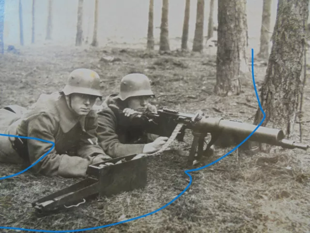 Maschienengewehr MG Trupp mit Kavalleriestalhelm - wohl Reichswehr