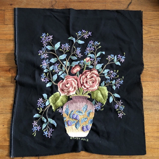 Precioso con aguja cosida a mano en tela negra con flores en jarrón