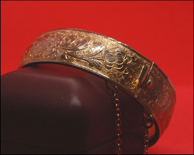 Vintage 50s/60s Gold Tone Patterned Costume Bangle