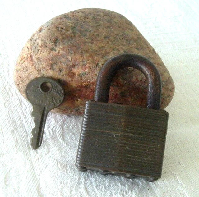 Candado vintage Master Lock #2 con llave (León de pie sobre llave) - Funciona X2144