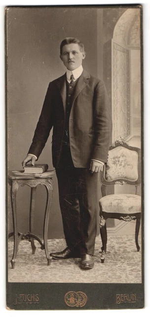 Fotografie J. Fuchs, Berlin N., Friedrichstrasse 108, Junger Mann im Dreiteiler