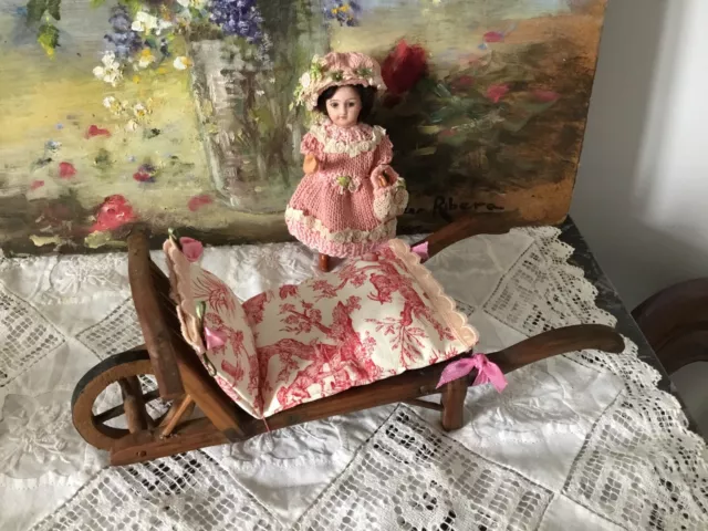 Petite Poupée Ancienne Unis France En Porcelaine Sur Chaise Longue