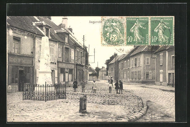 CPA Angerville, Monument avec des enfants