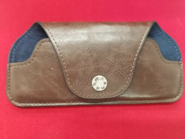 Estuche Para Gafas Suaves Con A Presión, Aspecto De Cuero Marrón Con Punción, Interior Azul Marino