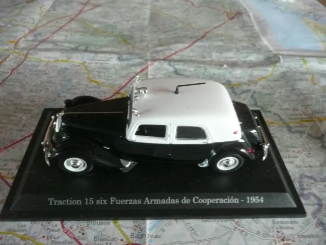 CITROËN Traction 15 Six Fuerzas Armadas 1954 Universal Hobbies 1/43 sur Socle