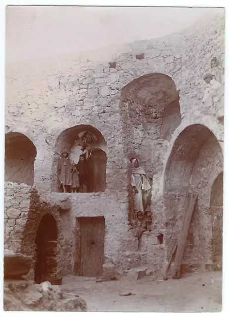 photo citrate c.1910 - Intérieur de Troglodytes à Médenine ? - Tunisie Ghorfas