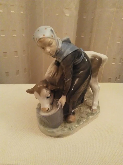 Belle Figure en Porcelaine __ Paysanne avec Veau __ Royal Copenhague __