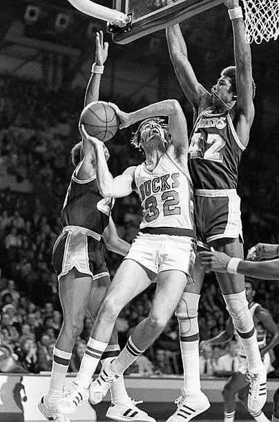 Brian Winters Of The Milwaukee Bucks In A Game 1970s Old Basketball Photo
