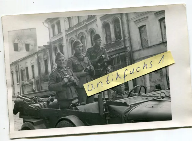 Foto :  WH-Kübelwagen mit Front-Berichterstattern mit Film und Foto Kameras 2.WK