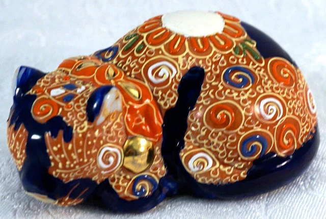 Vintage Kutani Japanese Porcelain / Ceramic Sleeping Cat Figurine w Moriage 4"