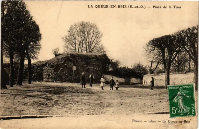 CPA LA QUEUE-en-BRIE Place de la Tour (869491)