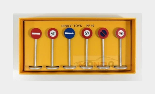 Quantity of Road Signs, Safety Tape & Safety Fence Panneaux de