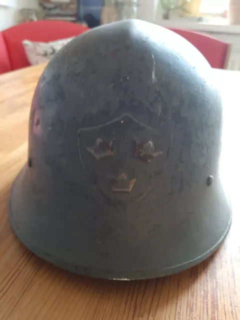 Original-Schweden Helm,Stahlhelm M21,M26 mit 2 Abzeichen  Dachbodenfund 3