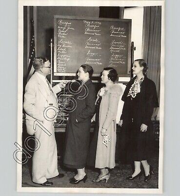 DOCTOR Explains DIET Experiment, CHICAGO USA 1934 ODD VTG Medical Press Photo