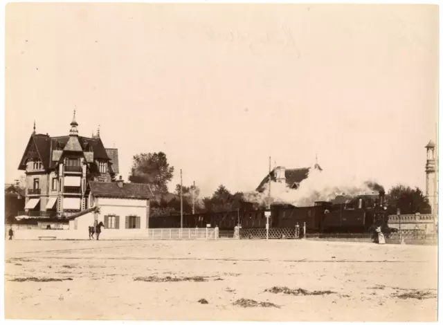 France, Houlgate, Rue des Bains, Train entrant en Gare près de la Villa Le Caril