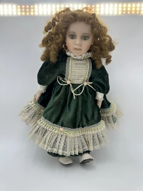 Poupée de porcelaine vintage brune à tresses - Collection